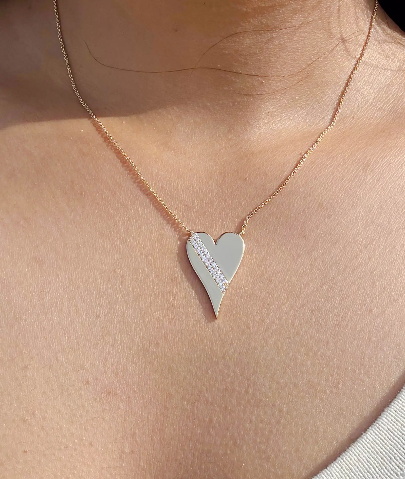 Close-up showing two parallel diamond rows outlining 25mm heart