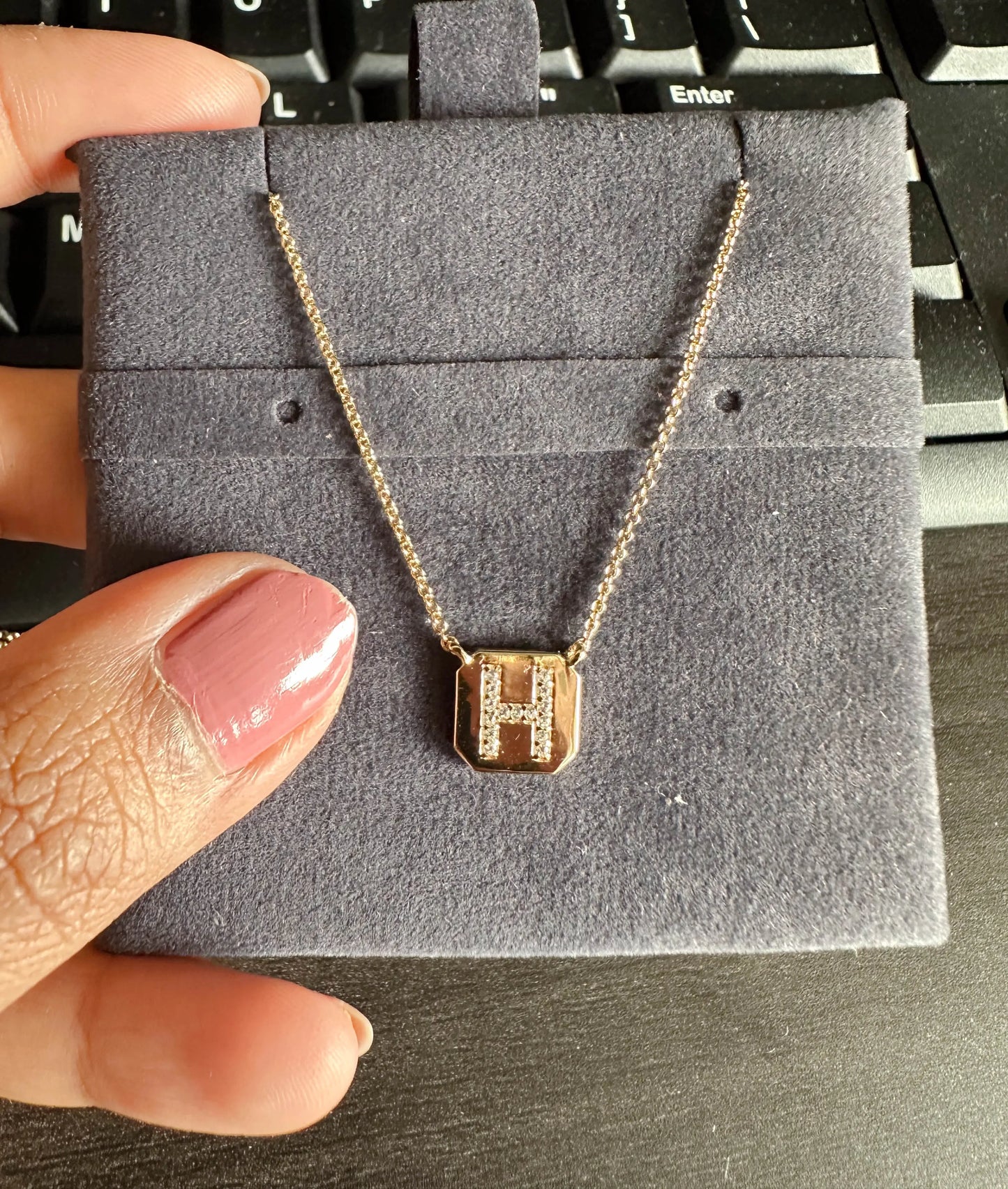 Biscuit pendant initial diamonds 10mm Arial close-up