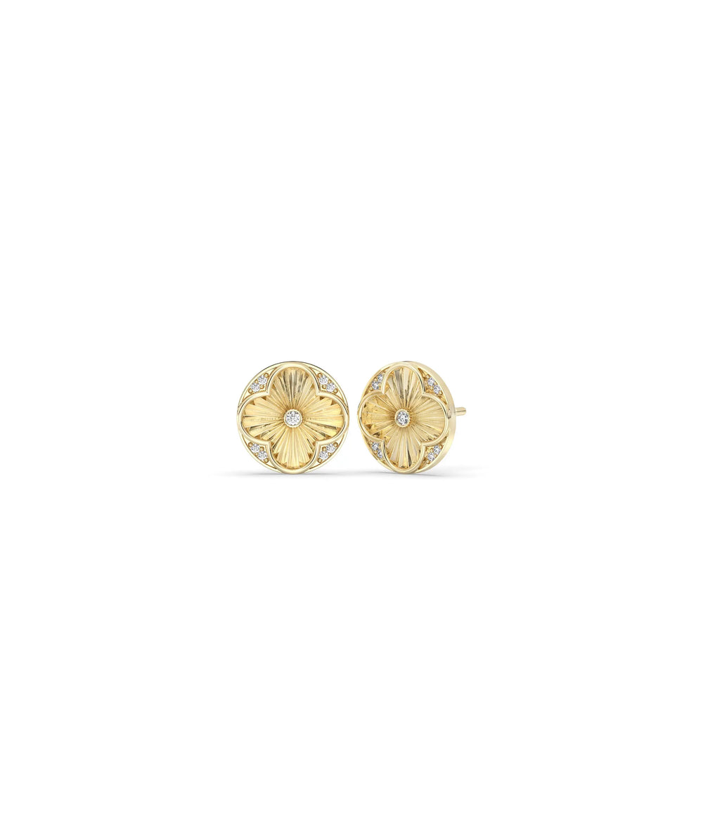 Fluted clover stud earring front view in yellow gold with four-leaf clover design