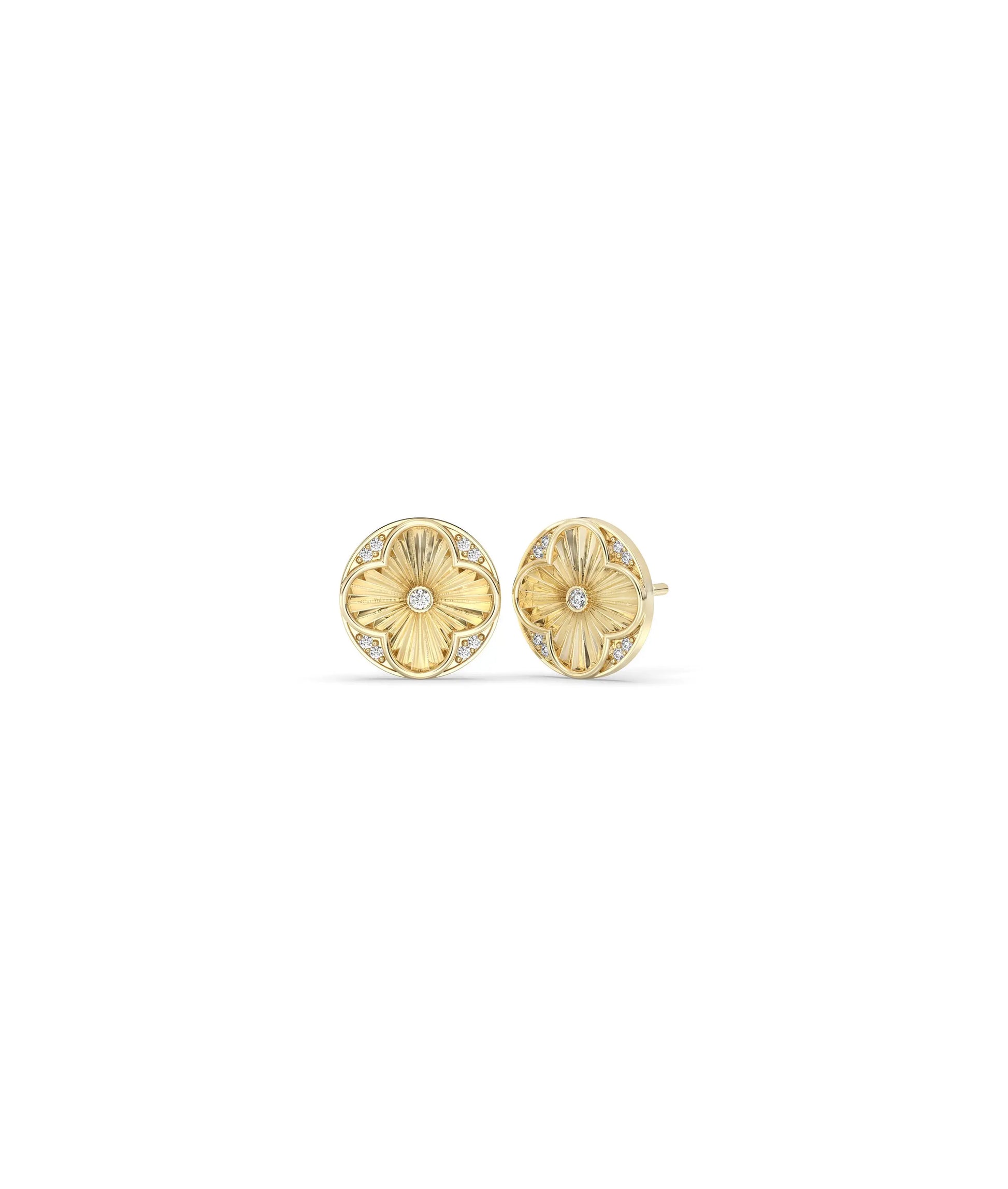 Fluted clover stud earring front view in yellow gold with four-leaf clover design