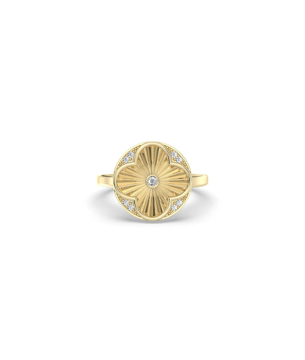 Fluted clover diamond ring lucky gold front view with four-leaf clover design