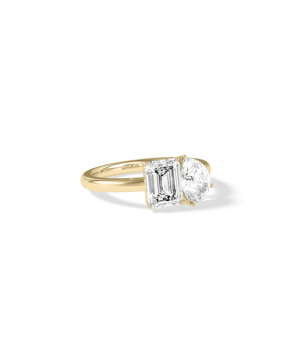 Toi-et-moi ring showing dual diamond configuration and romantic symbolism