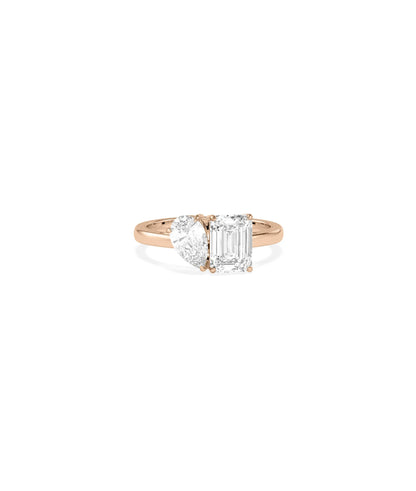 Side profile of Solitaire Toi-Et-Moi Ring highlighting balanced stone placement