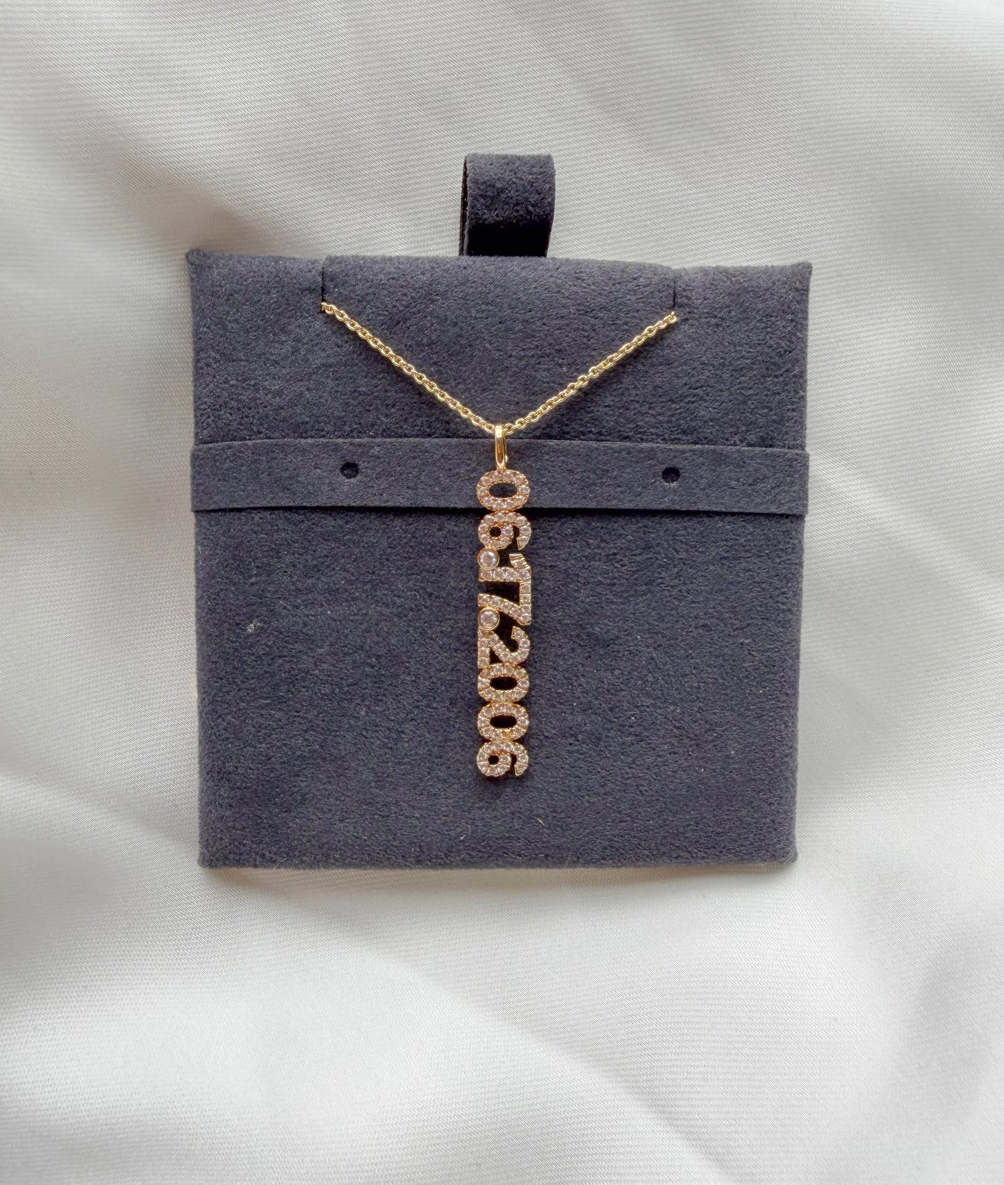 Date numerals diamond bezel 6.50mm 0.38 ctw close-up