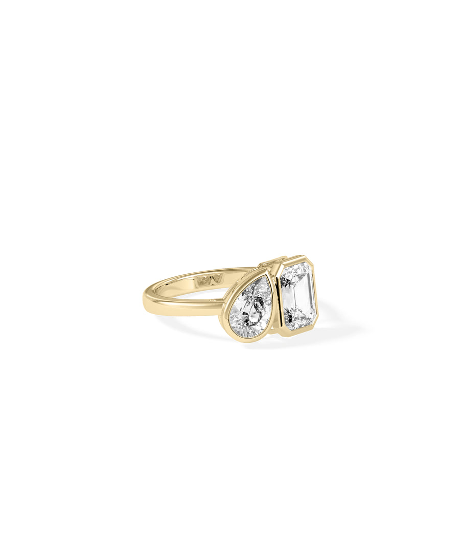 Bezel toi et moi emerald pear lab diamond ring yellow gold side profile