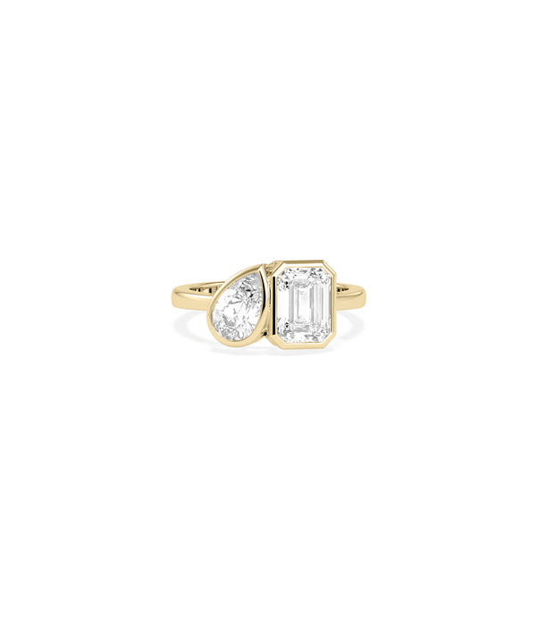 Bezel toi et moi emerald pear lab diamond ring in yellow gold