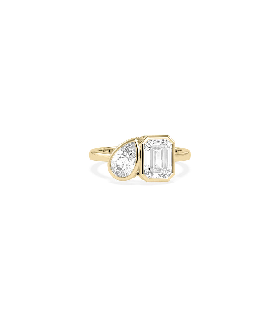 Bezel toi et moi emerald pear lab diamond ring in yellow gold